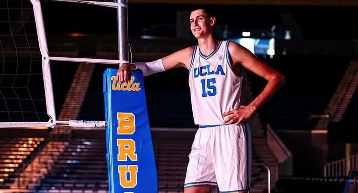 Aday Mara, en una sesión de fotos con UCLA.