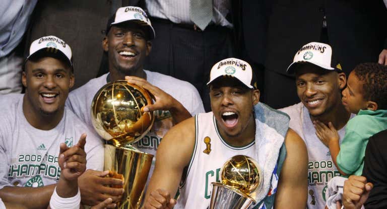 Davis, Garnett, Pierce y Allen celebrando que han ganado en anillo contra los Lakers en 2008.