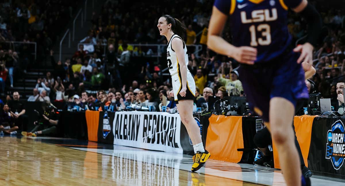 Caitlin Clark, el gran fenómeno del baloncesto en EE.UU, agranda su leyenda con una noche inolvidable