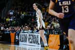 Caitlin Clark, el gran fenómeno del baloncesto en EE.UU, agranda su leyenda con una noche inolvidable