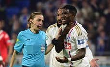 Stéphanie Frappart, mejor árbitra de Europa, la lía en Copa: L'Equipe le da un 1 y un jugador del Valenciennes carga contra ella
