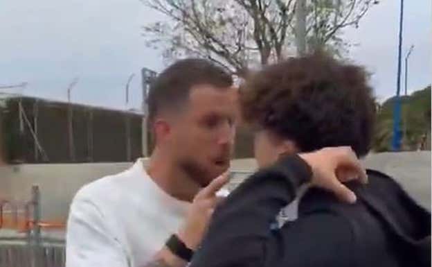 Iñigo Martínez, en la salida de la ciudad deportiva.  TWITTER