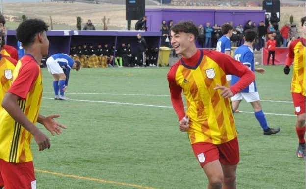 Guille celebra con Lamine Yamal un gol con las inferiores de la catalana. IMAGEN CEDIDA