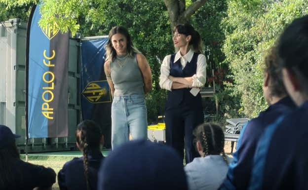 Mapi dando la charla a las jugadoras del Apolo FC.  LA ACADEMIA