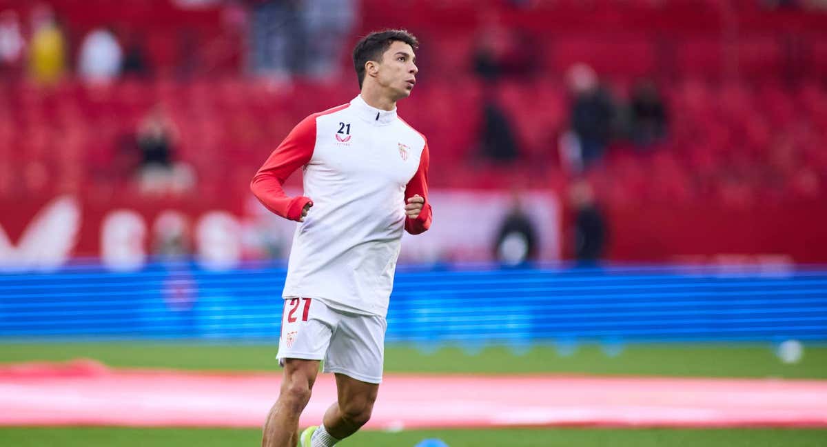 Oliver Torres durante un calentamiento con el Sevilla./EFE