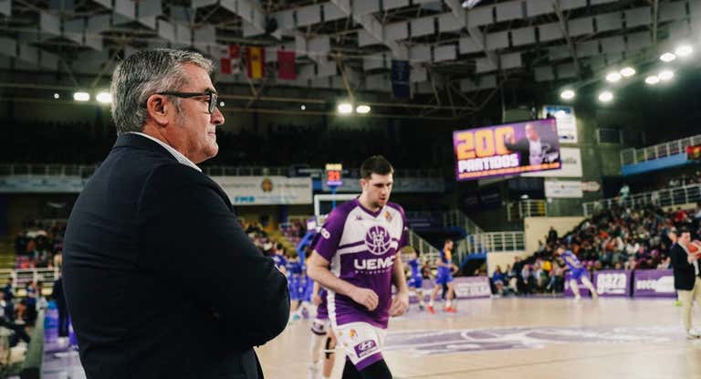 Paco García, en el calentamiento de un partido de su equipo.