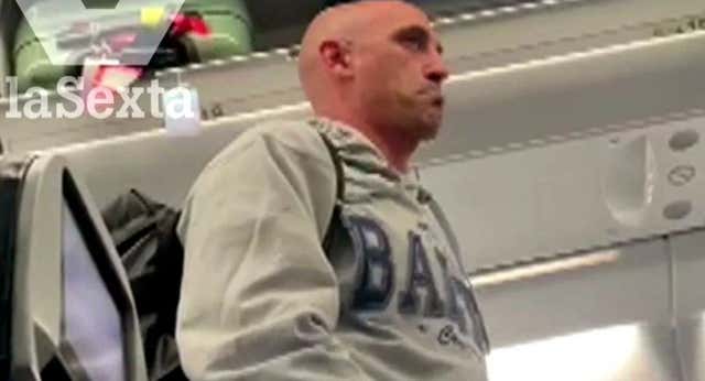 El convulso vuelo que ha traído a Luis Rubiales a España: turbulencias, desmayos y una charla con la Guardia Civil de 5 minutos