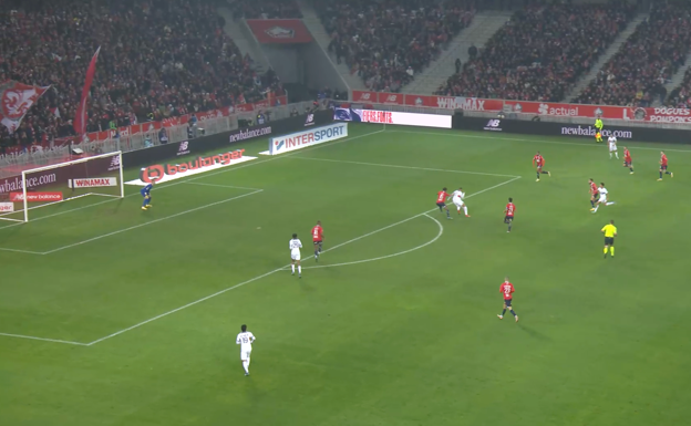 Yoro ante Mbappé en un duelo en área propia.  WYSCOUT