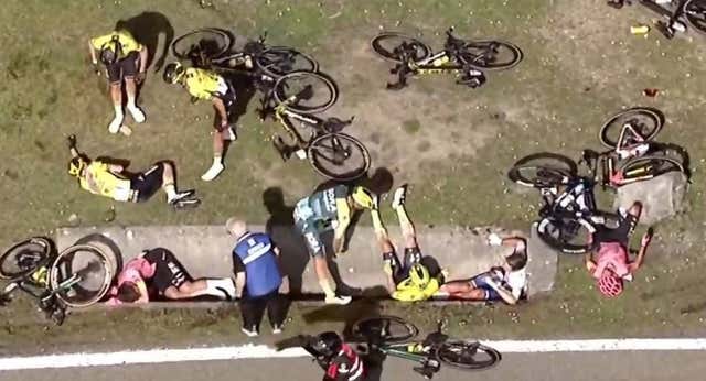 Las duras imágenes que reabren el debate sobre la retransmisión televisiva en el ciclismo: ¿es necesario mostrarlo todo?
