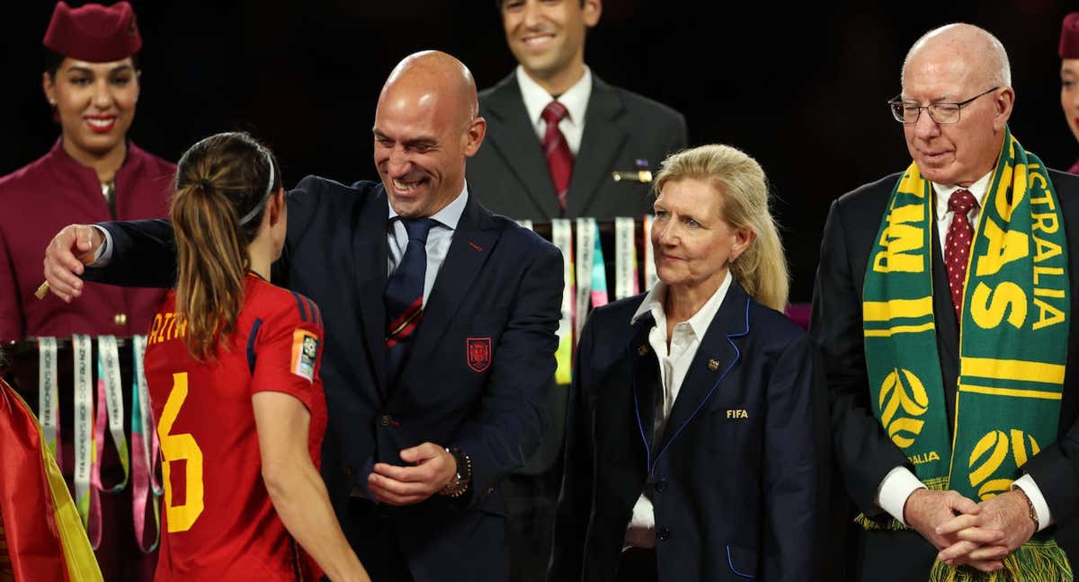 Luis Rubiales abraza a Aitana en la entrega de medallas de la final del Mundial. /Getty