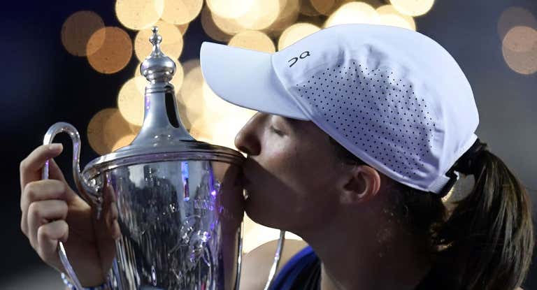 Iga Swiatek con el trofeo de las WTA Finals conquistado la pasada temporada.