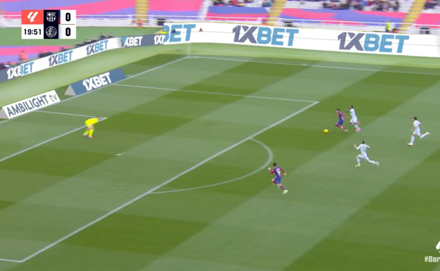 Raphinha encara a David Soria para terminar anotando el 1-0.  WYSCOUT