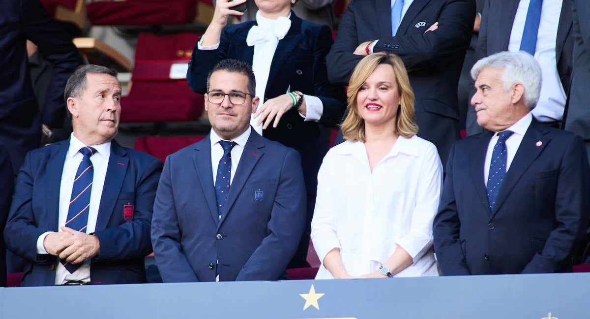 Rafa del Amo y Pedro Rocha, junto a la ministra Pilar Alegría,, en el palco de La Cartuja durante la final de la UEFA Nations League. /