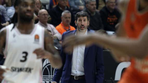 Álex Mumbrú, durante el partido en la Fonteta ante el Asvel. /GETTY IMAGES/JUAN NAVARRO