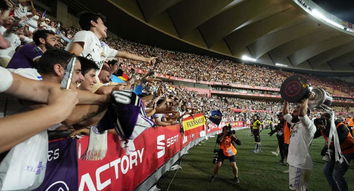 Los aficionados del Real Madrid celebran la última Copa ganada por su equipo en La Cartuja en 2023./