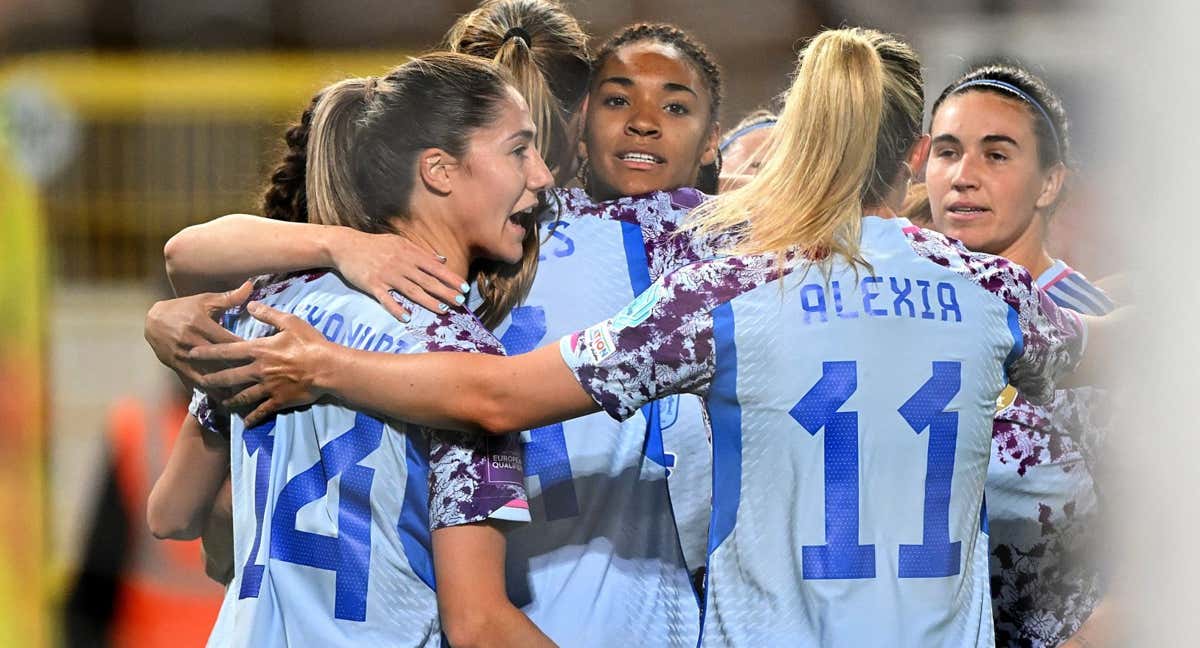 Las jugadoras de la Selección celebran el 0-1 de Salma Paralluelo ante Bélgica. /GETTY