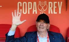 El verdadero ídolo en Sevilla tiene 81 años, vive pegado a Valverde y sigue siendo «cojonudo»