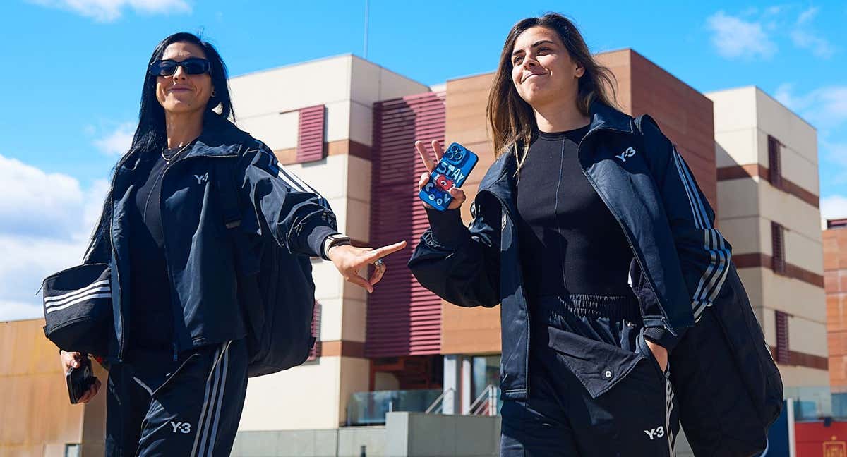 Jenni Hermoso y Misa Rodríguez, jugadoras de la Selección, en el viaje rumbo a Bélgica. /RFEF