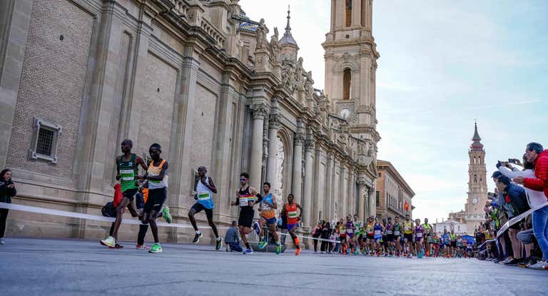 Salida del Maratón de Zaragoza con el Pilar de fondo.