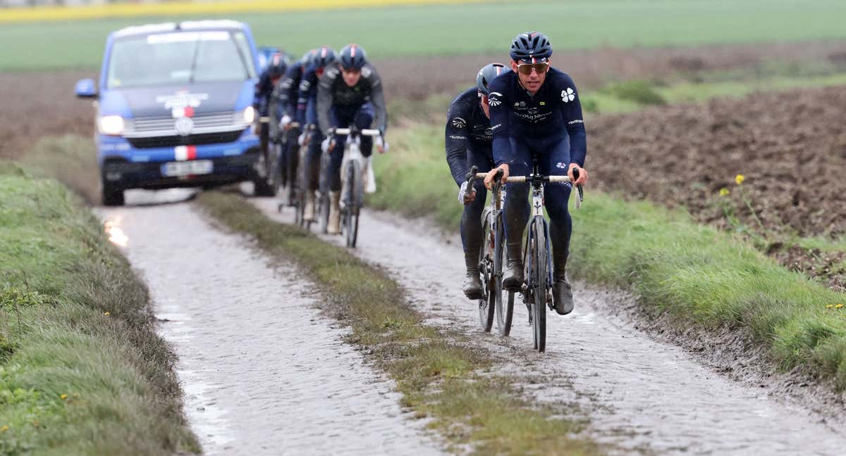 Ciclistas sobre los tramos de la Paris-Roubaix.