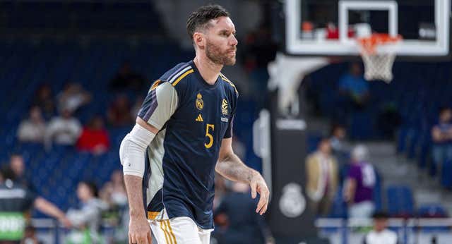 La ovación que pone en marcha el inicio de un adiós: «Te echaremos de menos, Rudy»