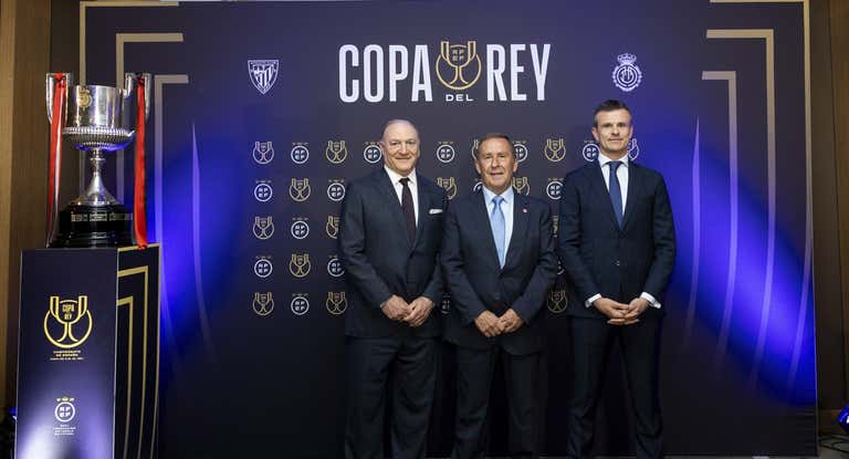 Rafa del Amo, rodeado de los presidentes del Mallorca y el Athletic.