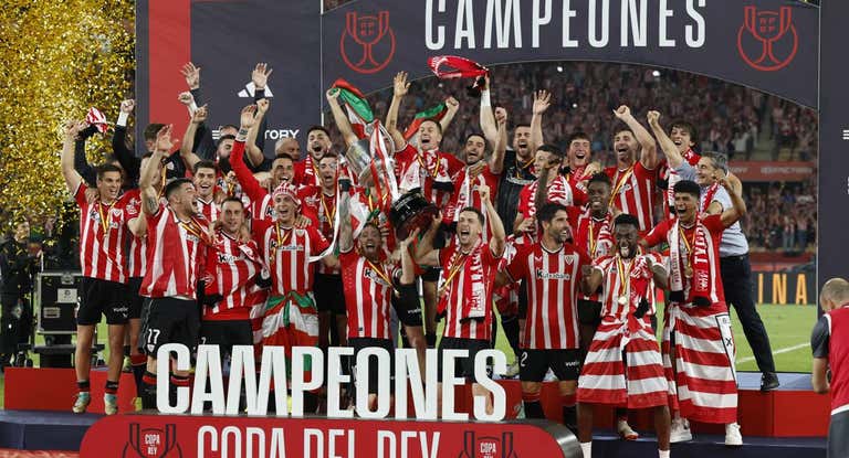 Los jugadores del Athletic levantan la Copa del Rey.