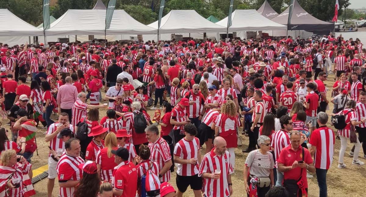 Miles de aficionados rojiblancos se juntaron en la Fan Zone desde primera hora./RELEVO