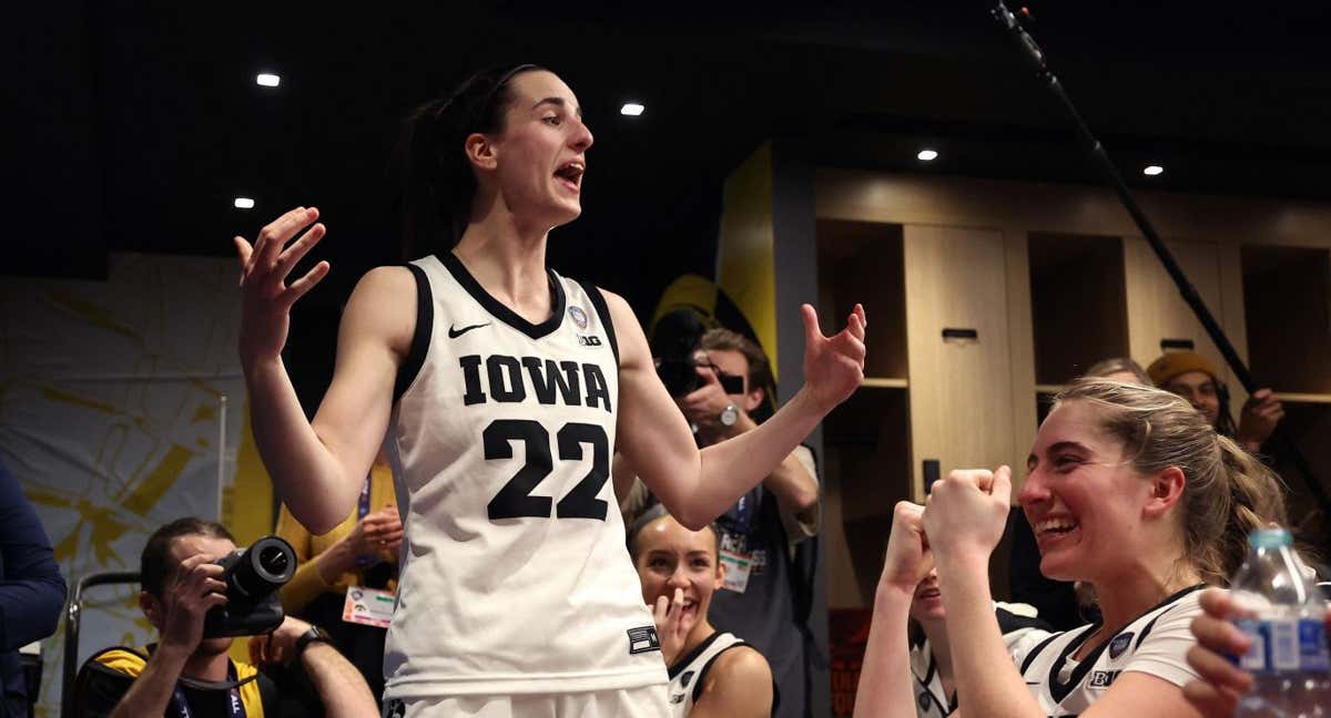 Caitlin Clark celebra la victoria de Iowa en el vestuario./AFP