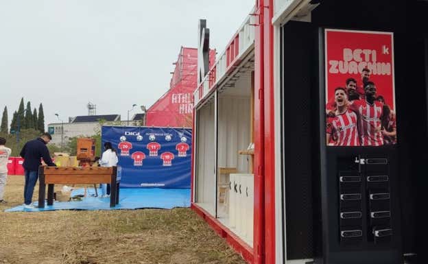 Lugares habilitados para la carga de móviles en la 'Fan Zone' del Athletic.  PATXO DE LA RICA