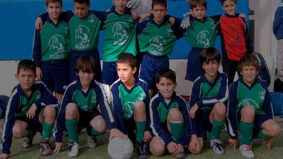 Rodri (tercero por la izquierda en la fila de abajo), en sus inicios con el CD Villanueva de la Cañada. /CEDIDA