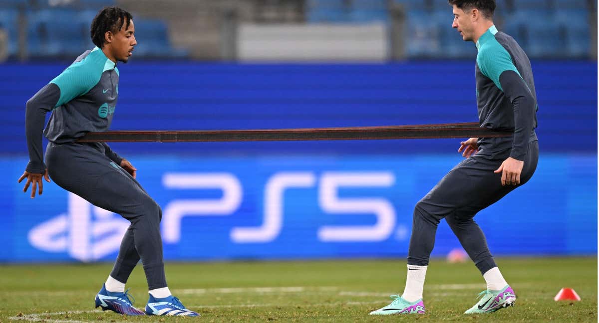 Koundé y Lewandowski, en un entrenamiento reciente en la Champions. /GETTY