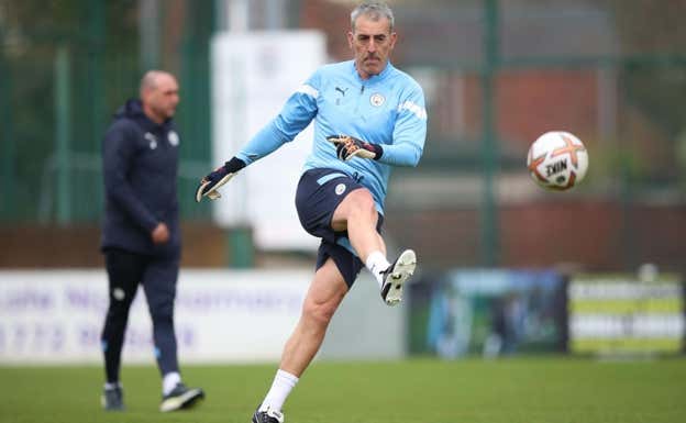 Imanol Etxeberria golpea el balón en una sesión de entrenamiento.  Relevo