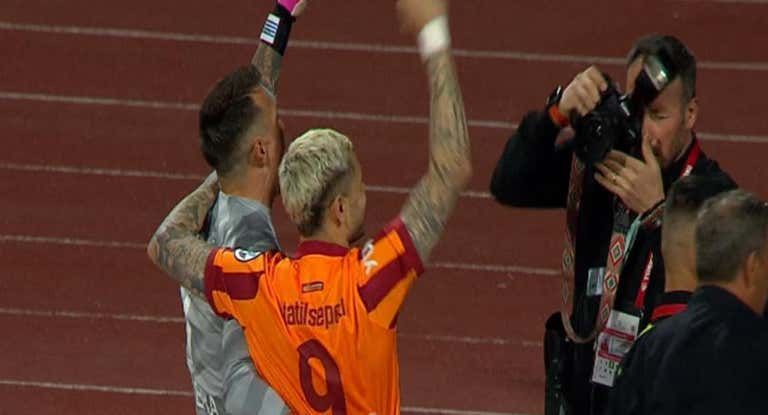 Icardi y Muslera celebran delante de sus aficionados.