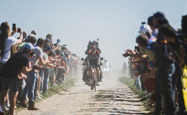 El polvo que levantan los ciclistas a su paso dotan al Carrefour de l'Arbre de un aire onírico.  ASO / PAULINE BALLET