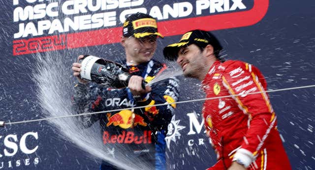 Carlos Sainz escucha los cantos de sirena de Mercedes… ¿y Red Bull?: “Disponible estoy y rápido voy”