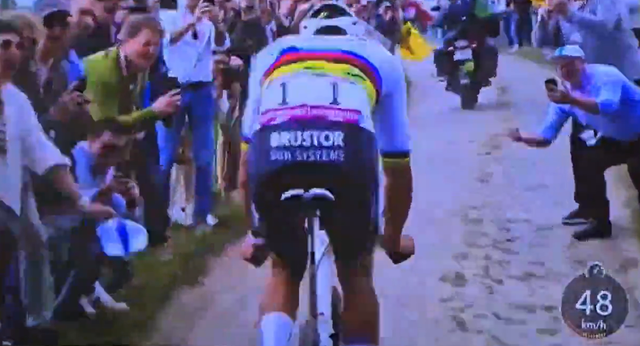 El odio a Van der Poel no cesa: una aficionada intentó tirarle en la París-Roubaix