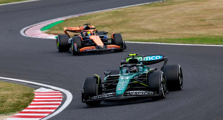 Fernando Alonso, sosteniendo a Oscar Piastri ayer.
