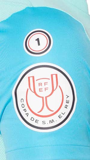Detalle del parche en la camiseta del Mallorca, que el Athletic no luce en su camiseta. RCD MALLORCA