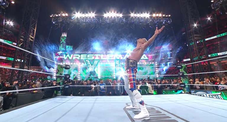 Cody Rhodes celebra su victoria en WrestleMania 40.