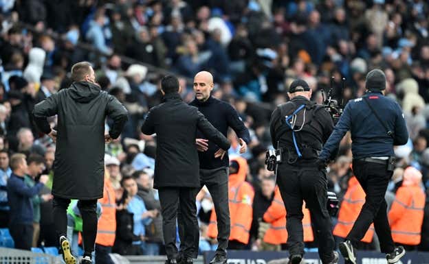Pep Guardiola y Mikel Arteta se saludan tras un City-Arsenal.  GETTY