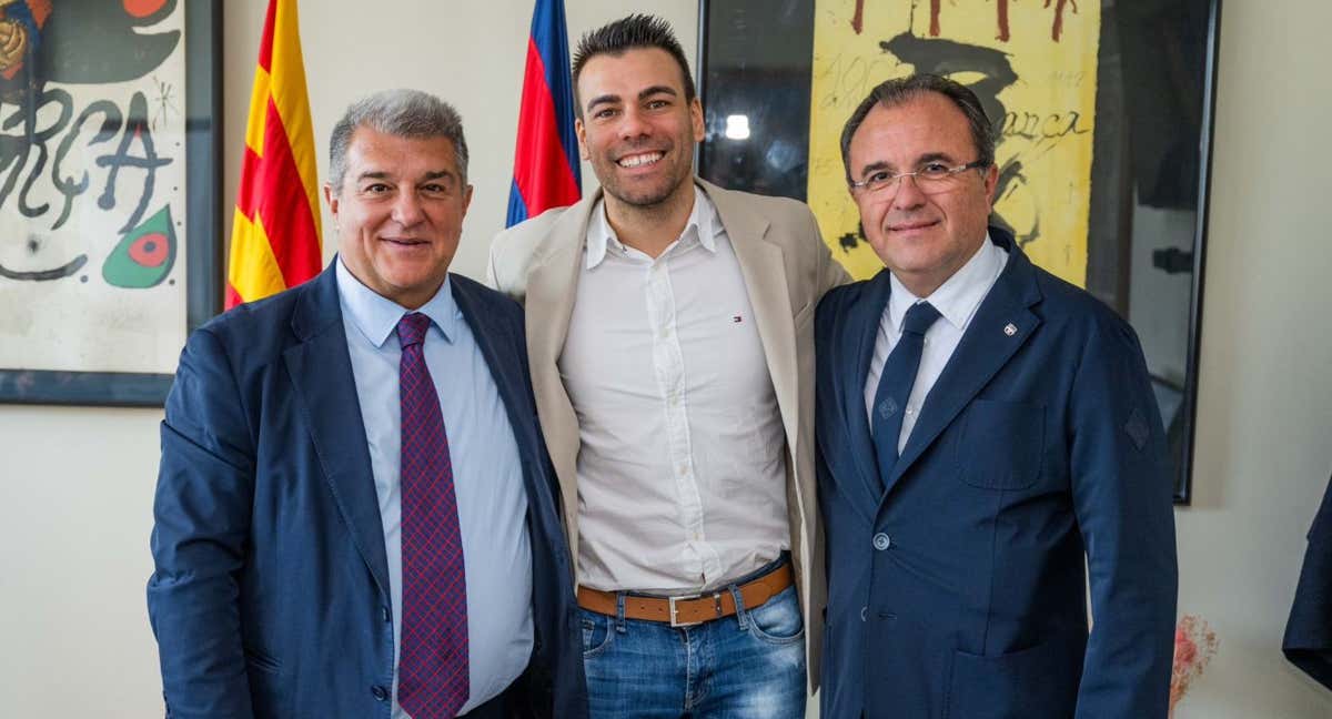 El presidente Joan Laporta, Sergio Lozano y el directivo Aureli Mas tras firmar la renovación del capitán del Barça hasta 2025.