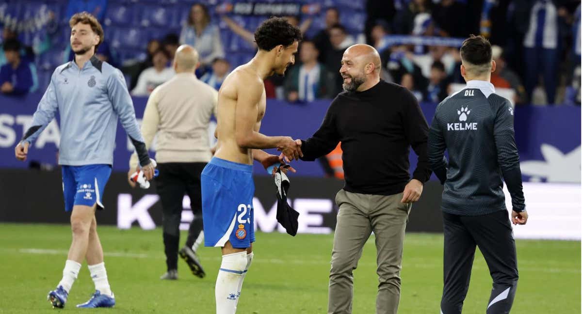 Omar El Hilali y Manolo González se saludan eufóricos después de la victoria del Espanyol ante el Albacete el domingo. /RCD ESPANYOL