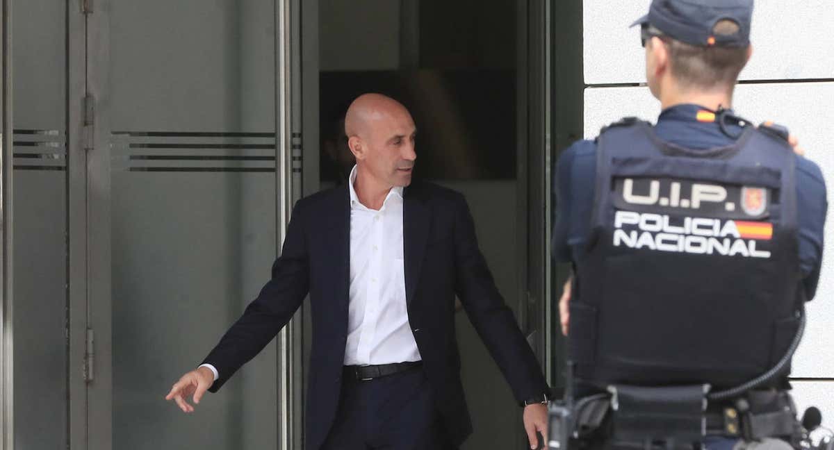 Luis Rubiales, tras su declaración en la Audiencia Nacional por un presunto delito de agresión sexual y coacciones a la futbolista Jenni Hermoso. /EFE