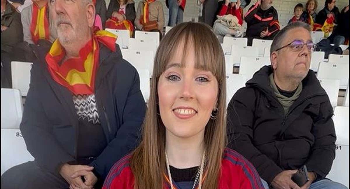 Laura, aficionada de la Selección en El Plantío durante el España-República Checa. /RELEVO