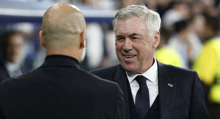 Ancelotti saluda a Guardiola antes del partido.