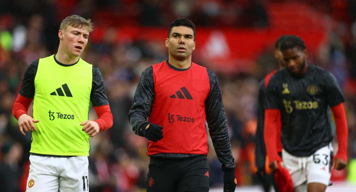 Casemiro calentando junto a Rasmus Hojlund. /REUTERS