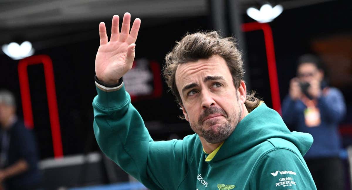 Fernando Alonso saluda a la afición en el Gran Premio de Japón./AFP