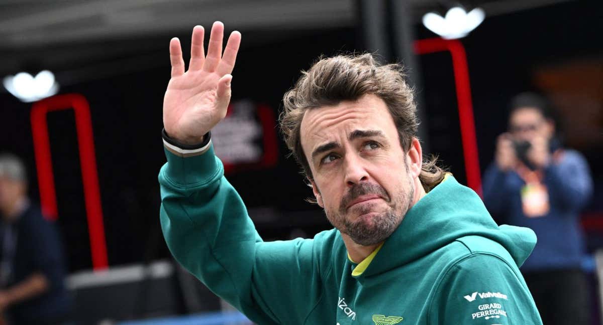 Fernando Alonso saluda a la afición en el Gran Premio de Japón.