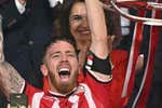 Iker Muniain versiona una canción de River Plate para la fiesta de la Gabarra